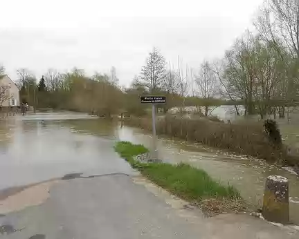 PXL026 Route inondée par le Loing à Moulin Foulon